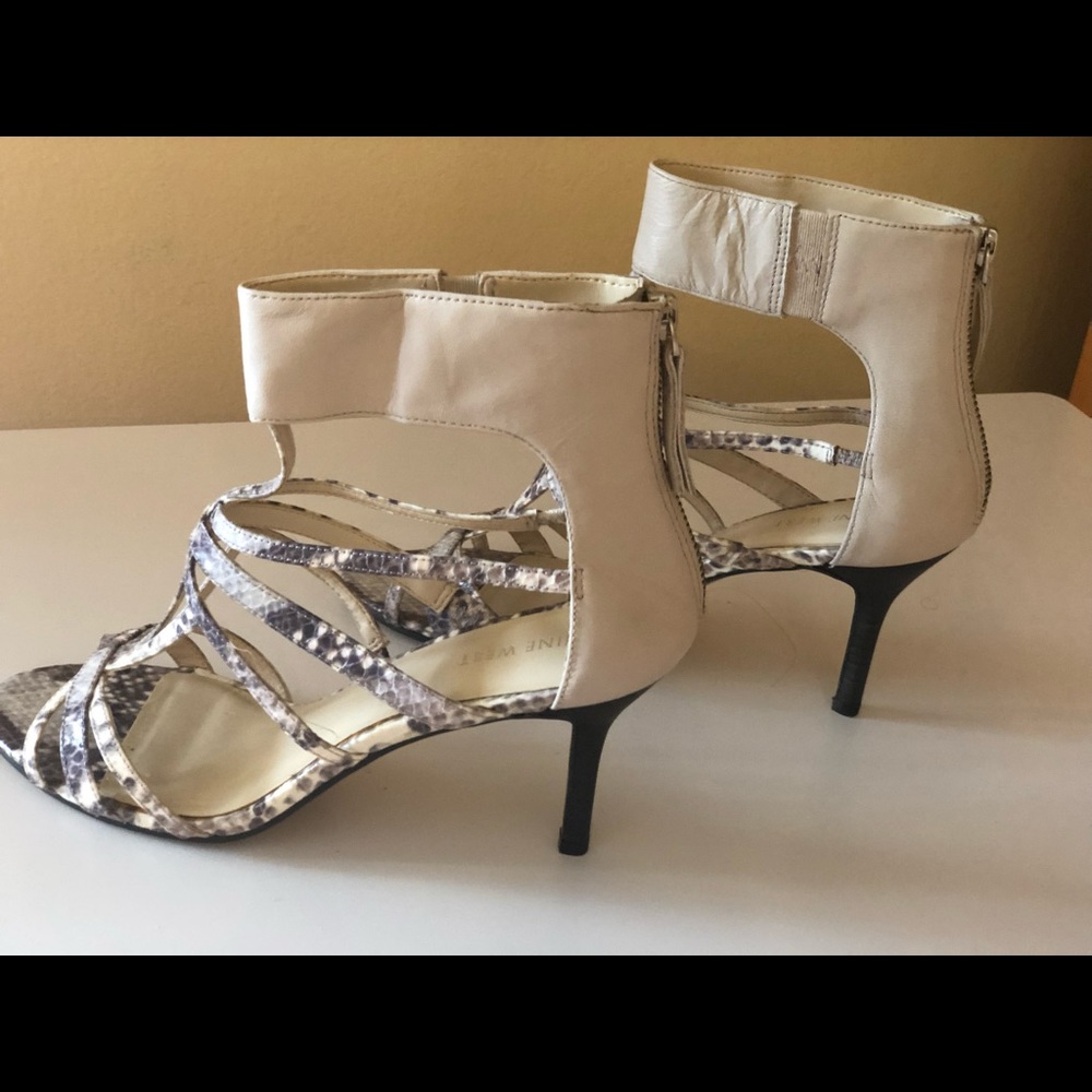 Nine West snake print print shoe. Size 9